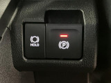 【電動パーキングブレーキ+オートブレーキホールド機能】 指先だけで簡単に操作が可能なパーキングブレーキ、スイッチを押すとブレーキペダルから足を離してもブレーキを保持できるオートブレーキホールド搭載。