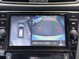 アラウンドビューモニターは4方のカメラで真上から車を見たようにモニターで確認ができる日産の自慢の装備です。是非実際の車で体感してみてください。