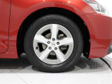 純正のアルミホイールを装備しております。タイヤサイズは195/65R15です。