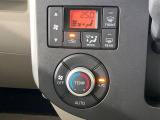 【オートエアコン】一度お好みの温度に設定すれば、車内の温度を検知し風量や温度を自動で調整。暑い&hellip;寒い&hellip;と何度もスイッチ操作をする必要はありません。快適な車内空間には必須の機能ですね♪
