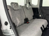 後部座席も当然、綺麗・清潔に仕上げております。内装の綺麗なお車は気持ちが良いですし、コンディションのいい車が多いです。