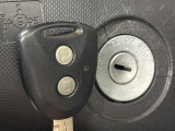 【キーレス】少し離れた場所からでもボタン一つでドアの開錠・施錠ができるのでとっても便利!ドアの鍵穴周りに傷をつけることもありません♪