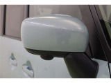 サイドミラーは電動格納ミラーなので、運転席からのボタン操作で格納できます。ミラーを閉じて入る立体駐車場などでは、有ると便利な機能ですね。