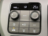 【オートエアコン】一度お好みの温度に設定すれば、車内の温度を検知し風量や温度を自動で調整。暑い&hellip;寒い&hellip;と何度もスイッチ操作をする必要はありません。快適な車内空間には必須の機能ですね♪