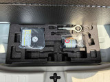 トランクルームのフタを開けると付属の車載工具がございます(^^) 必要に応じて買い足していただくことも可能です!
