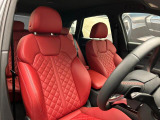 レッドのスポーツシートはホールド感もあり快適なドライブをしていただけます。