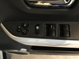 【パワーウィンドウスイッチ】ワンタッチで、パワーウインドウやドアミラーを操作できます。