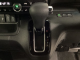 CVT車のセレクトレバーです。低速から高速まで、変速ショックのないスムーズな走りを実現するとともに、エンジン効率のよい領域を維持することで燃費にも貢献します。