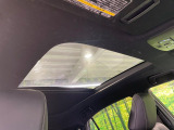 【サンルーフ】開放感たっぷりの希少装備、サンルーフが装着されています!車内に明かりを取り入れたり景色を楽しむ以外にも、車内の空気も簡単に換気できて快適です!