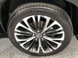 【純正アルミホイール】です!車両デザインに合わせてホイールをデザインしているため、見た目にもカッコイイアルミホイール♪洗車もラクチンで錆びません。