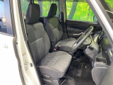 運転席まわりには十分なスペースがあり、大柄な方でもゆったり運転していただける環境です。