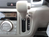 インパネ配置のATシフトで手元操作がしやすく、足元空間も広く使える設計。シフト位置が確認しやすく、日常の運転でも扱いやすさに配慮されたレバーです。