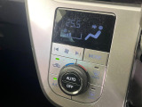 【オートエアコン】一度お好みの温度に設定すれば、車内の温度を検知し風量や温度を自動で調整。暑い&hellip;寒い&hellip;と何度もスイッチ操作をする必要はありません。快適な車内空間には必須の機能ですね♪