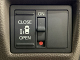 左側電動スライドドアは運転席からでも操作ができるように、ハンドル付近に開閉の操作スイッチが付いています。