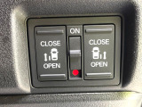 【両側パワースライドドア】スマートキーや運転席のスイッチで後席両側スライドドアの開閉が可能♪電動だから力を入れてドアを開ける必要が無く、小さなお子様でも簡単に開け閉めでき快適です♪