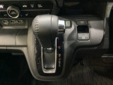 CVT車のセレクトレバーです。低速から高速まで、変速ショックのないスムーズな走りと、エンジン効率のよい領域を維持して燃費にも貢献します。サイドブレーキはスイッチ操作の電子制御パーキングブレーキです。
