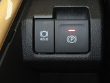 電動パーキングブレーキ&オートブレーキホールド機能付。「HOLD」スイッチを押しシステムONの状態にしておくことで信号待ちでブレーキを踏んで停車時ブレーキペダルから足を離してもブレーキを保持。楽です。