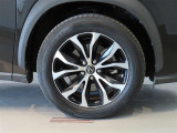 純正のアルミホイール装着車です。タイヤサイズは225/60R18です。