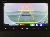 バックでの車庫入れも安心です! リアカメラが付いているバックモニター付のナビを装備しております。操作線もついており距離感も画面から確認できます。