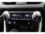 運転席と助手席、それぞれ温度調節ができ、オールシーズン快適なオートエアコンとなっております!