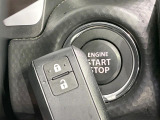 【キーレススタートシステム】カバンやポケットに入れたままでもドアの施錠・解錠が可能なスマートキーを装備。エンジンのオン・オフ時もカギを取り出す必要が無いからとっても便利です♪