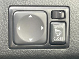 【電動格納ミラー】サイドミラーは電動格納式となっており、狭い駐車場でもキズがつくリスクを抑えられます。
