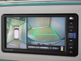パノラミックビューモニター付きです。車両を上から見たような映像をナビゲーション画面に表示。運転席からの目視だけでは見にくい、車両周辺の状況をリアルタイムでしっかり確認できます。