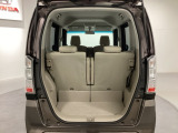 開口部も広く荷物の積み下ろしもしやすいお車となっております。シートの背もたれは5:5の割合で分割して可倒できるので、長いお荷物などを載せることもできます。