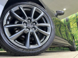 【純正18インチアルミホイール】外観にマッチした純正アルミホイールを装着しております。各種社外アルミホイールや、スタッドレスタイヤも取扱いしております。是非ご相談ください♪