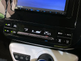 【オートエアコン】一度お好みの温度に設定すれば、車内の温度を検知し風量や温度を自動で調整。暑い&hellip;寒い&hellip;と何度もスイッチ操作をする必要はありません。快適な車内空間には必須の機能ですね♪