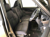 運転席の座面高さを調整できるシートリフターが付いています。フロントシートはベンチシートを採用で、座面も広く使い勝手もいいですよ♪