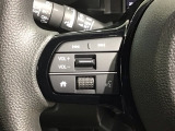 ステアリングにオーディオ操作スイッチが付いています。オーディオ画面に直接タッチしなくても操作が出来ますので、運転に集中できます。