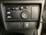リアドアは乗り降りに便利な両側電動スライドドアです。また運転席に座っていながらスイッチ操作で自在にスライドドアを開け閉めできます。VSA解除スイッチも装備しています。