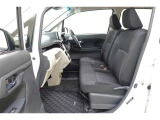 ベンチシートで運転席から助手席への移動もスムーズです!