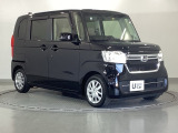 狭い駐車場でも、スライドドアならチャイルドシートへのお子さまの乗降や荷物の積載もスムーズ。とても便利な【助手席側。電動スライドドア】ドアハンドを少し引くだけでリアドアが自動開閉します。