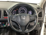 【ハンドル】運転にかかわる様々な操作を安全に行えるように視点移動が少なく操作性に配慮されたスイッチ類が凝縮されたコックピットです。