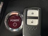 【Hondaスマートキー】カバンやポケットに入れたままでもドアの施錠・解錠が可能なスマートキーを装備。エンジンのオン・オフ時もカギを取り出す必要が無いからとっても便利です♪