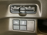 ハンドルの左下にETCとHondaセンシング用の、VSA(ABS+TCS+横滑り抑制)解除スイッチなどがついています。高速道路の料金所の通過も楽々です。 カードの取り出しもしやすい場所についています。