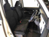 運転席の座面高さを調整できるシートリフターが付いています。フロントシートはベンチシートを採用で、座面も広く使い勝手もいいですよ♪
