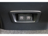 後部席へ乗車して携帯電話などを充電する時に前から配線を伸ばすとごちゃごちゃして邪魔になりがちですよね。そんな煩わしさを解消する後席側USBポート☆