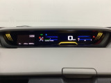 中央にデジタル表示のスピードメーターを配したハイブリット専用メーターになっています。左側のインフォメーション画面で燃費などの情報を確認できます。