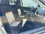 運転席の画像です。十分なスペースがあり、ゆったりした状態で運転していただけます♪
