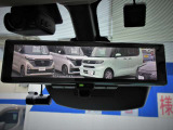 後席に同乗者がいる際の後方視界を確保するスマートルームミラーです。 もちろん電源オフ時には通常のルームミラーとして利用できます。