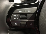 ステアリングにオーディオ操作スイッチが付いています。オーディオ画面に直接タッチしなくても操作が出来ますので、運転に集中できます。