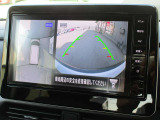 自車を真上から見下ろすように映し出すので周囲の状況が分かるアラウンドビューモニター搭載。フロントカメラとしても使用できます。車庫入れなど苦手な人の頼りになる助っ人です。