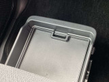 助手席にはアンダートレイも備えちょっとした収納に便利です。