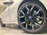 BMWの純正アロイホイールは軽量かつ強度にも優れているホイールで走行性能を引き上げる設計になっております。足元にもBMWは妥協がなくこだわっている個所になります。