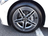 アルミホイールは純正ですが、インチアップしてのアクセサリーとなり。標準ではない為、アルミホイールは認定中古車の保証対象外となります。