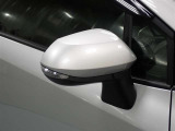 対向車や歩行者が認識しやすいサイドターンランプ付カラードドアミラー