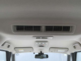 後席にも快適を!プラズマクラスター技術搭載のリヤシーリングファン付です。天井のファンで後席へ送風。空気を循環させることで後席に座る人を快適にします。